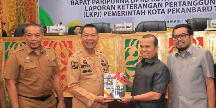 Wali Kota Pekanbaru Laporkan LKPJ Tahun 2023 ke DPRD