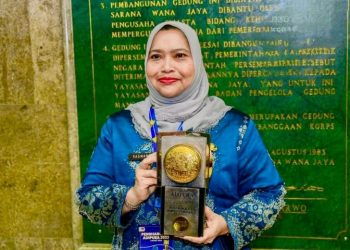 Bupati Bengkalis Kasmarni Terima Piala Adipura 2023