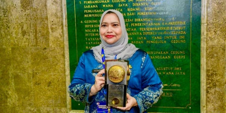 Bupati Bengkalis Kasmarni Terima Piala Adipura 2023