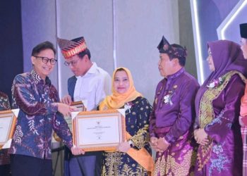 Bupati Bengkalis Kasmarni Terima Sertifikat Kemenkes Dalam Acara Hari NTD