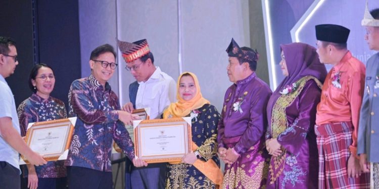 Bupati Bengkalis Kasmarni Terima Sertifikat Kemenkes Dalam Acara Hari NTD