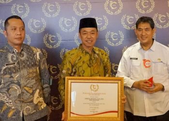 Bupati Rohil Terima Penghargaan Kepala Daerah Peduli Kerukunan Antar Suku dan Umat Beragama