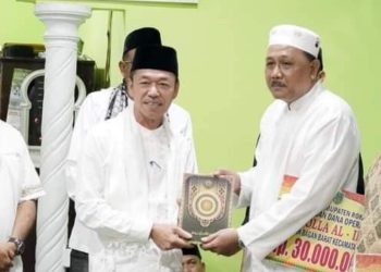 Bupati Rohil Serahkan Bantuan Rumah Ibadah dan Santunan BPJS Saat Safari Ramadhan 
