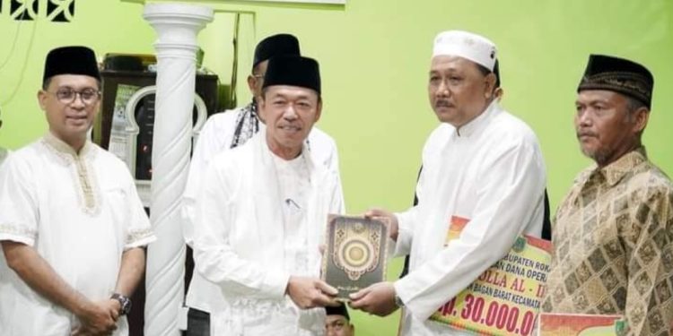 Bupati Rohil Serahkan Bantuan Rumah Ibadah dan Santunan BPJS Saat Safari Ramadhan 