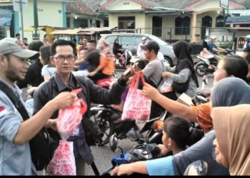 Antusiasme Luar Biasa, 500 Paket Takjil Diserbu Warga Toboali Dalam Aksi Sosial PJS Bangka Selatan