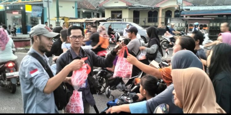 Antusiasme Luar Biasa, 500 Paket Takjil Diserbu Warga Toboali Dalam Aksi Sosial PJS Bangka Selatan