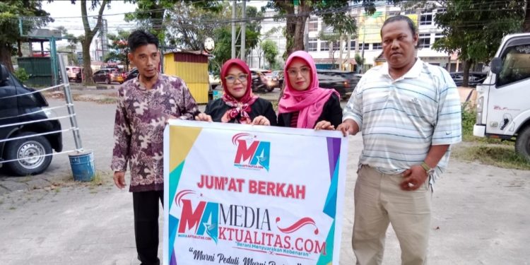 Redaksi Media Aktualitas.com Berbagi Takjil di Sejumlah Wilayah di Pekanbaru