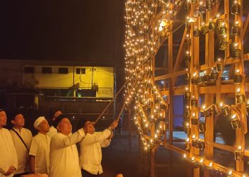 Poto : Kepala Dinas PUPR yang diwakili Sekretaris Erdila Firriadi saat pemasangan lampu colok gambar pembangunan jembatan