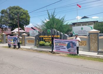 Resah Menunggu Hasil Tuntutan Bombeng, Masyarakat Datangi PN Bengkalis dan Bentang Spanduk