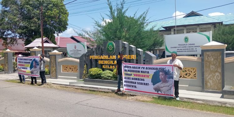 Resah Menunggu Hasil Tuntutan Bombeng, Masyarakat Datangi PN Bengkalis dan Bentang Spanduk