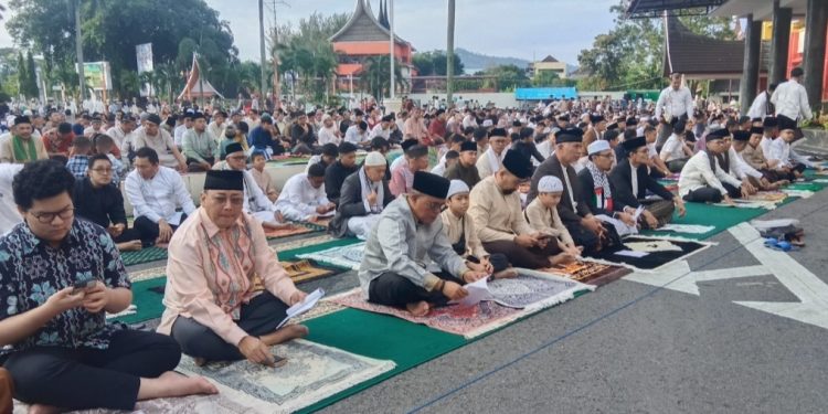 Jama’ah Membludak Shalat Id 1445 H di Halaman Kantor Gubernur Sumbar