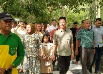 Rayakan Idul Fitri Bupati Rohil Bersama Keluarga Kunjungi Hutan Kota Bangasiapiapi
