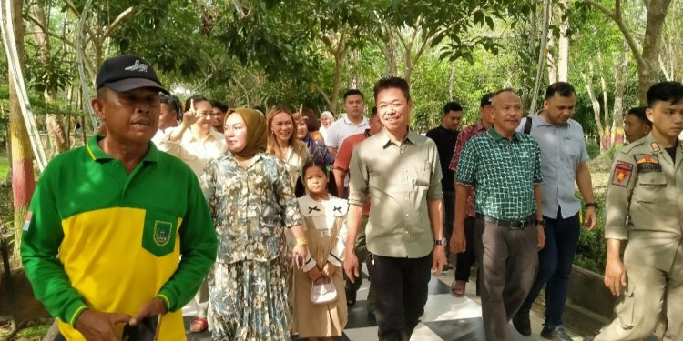 Rayakan Idul Fitri Bupati Rohil Bersama Keluarga Kunjungi Hutan Kota Bangasiapiapi