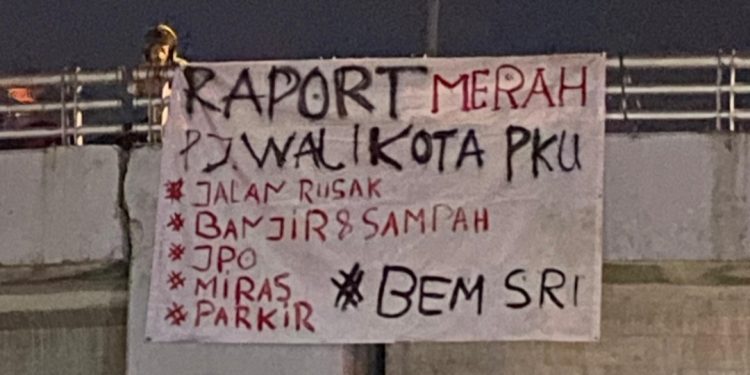 BEM se Riau Kritik Pemko Pekanbaru Dengan Pasang Spanduk