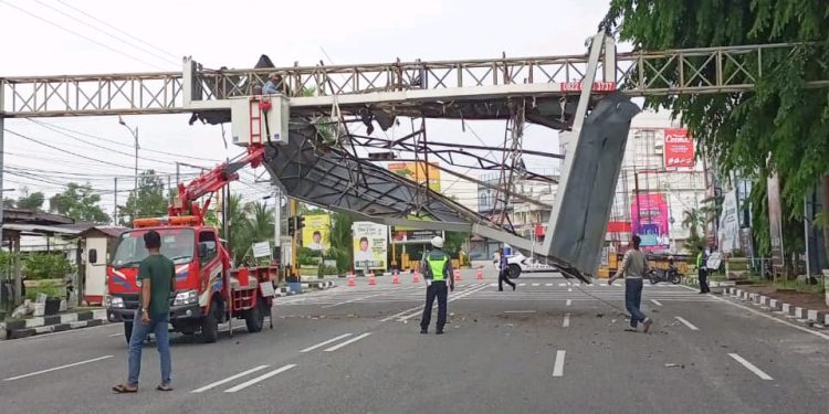 Tindak Paksa dan Dicopot, Papan Reklame atau Billboard Milik Swasta di Kota Bengkalis