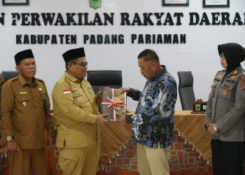 Bupati Suhatri Menyampaikan RPJPD Tahun Anggaran 2025 – 2045 Di Rapat Paripurna DPRD Padang Pariaman