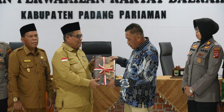 Bupati Suhatri Menyampaikan RPJPD Tahun Anggaran 2025 – 2045 Di Rapat Paripurna DPRD Padang Pariaman