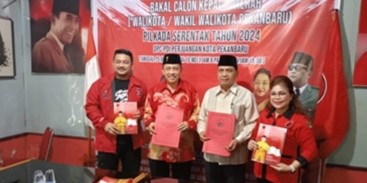 Diarak Kesenian Kompang, Silat dan Di Kawal Laskar PNBR Endang Sukarelawan Bersama Lahmuddin Rambe Serahkan Formulir Bacalon Kepala Daerah DPC PDI P Pekanbaru