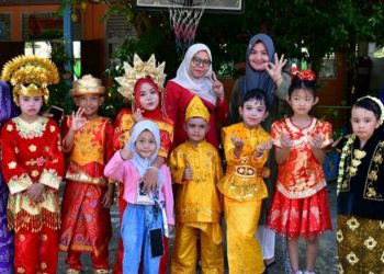 SDN 04 Meriahkan Hari Guru Mengenakan Pakaian Adat Melayu