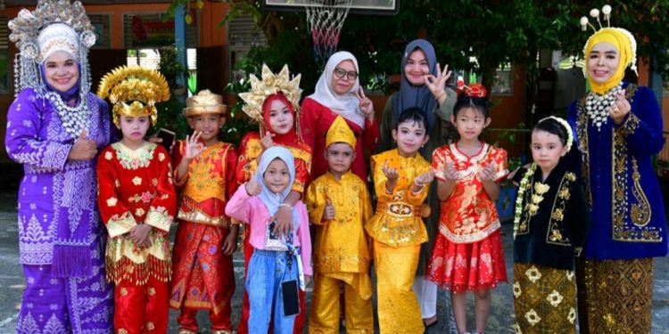SDN 04 Meriahkan Hari Guru Mengenakan Pakaian Adat Melayu