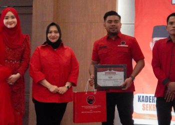 Raih Suara Terbanyak Se Kota Pekanbaru, Caleg Terpilih Zulkardi Diberikan Piagam Oleh DPD PDI-P Riau