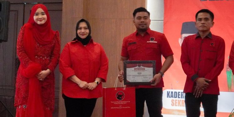 Raih Suara Terbanyak Se Kota Pekanbaru, Caleg Terpilih Zulkardi Diberikan Piagam Oleh DPD PDI-P Riau