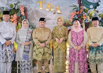Bupati Kasmarni Didampingi Amril Mukminin Hadiri Pertunangan Putra Fadillah