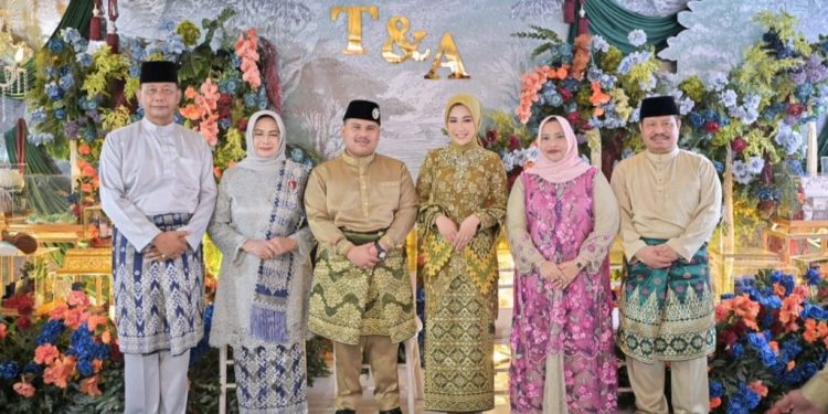 Bupati Kasmarni Didampingi Amril Mukminin Hadiri Pertunangan Putra Fadillah