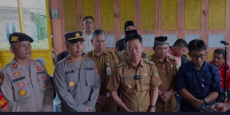 Bupati Ajak Masyarakat Dukung Penghulu Terpilih Saat Pantau Pilpeng