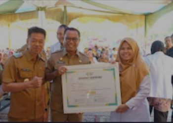 Dinkes Rohil Serahkan Sertifikat Akreditasi 20 Puskesmas dan 5 RS