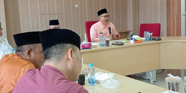 Rapat Persiapan Keberangkatan CJH Rohil 2024 Dipimpin Asisten I Bidang Kesra