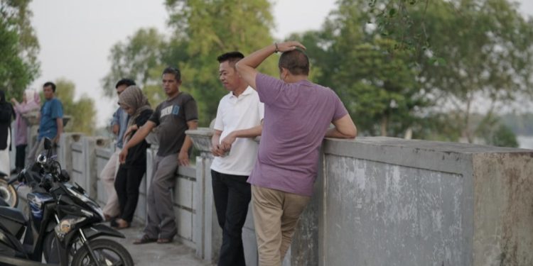 Gagal Konstruksi, Bupati Rohil Tinjau Pembangunan Jembatan Parit Atmo Yang Hampir Rubuh