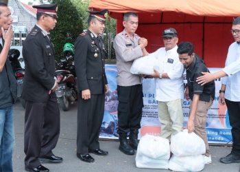 Bekerja Sama Dengan Aliansi Wartawan , Polres Payakumbuh Serahkan Bantuan Untuk Korban Banjir Sumbar