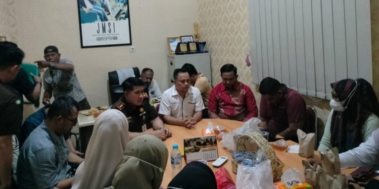 Kunjungi Kantor JMSI, Kejari Pelalawan Temui 34 Korban Penipuan SK Honorer Oleh Oknum PNS Disdikbud Pelalawan
