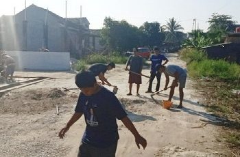 Warga Kel Tuah Madani Antusias Terima Bantuan Dinas PUPRP KPP Riau Semenisasi Jalan