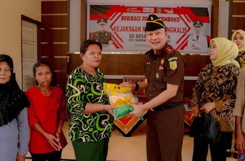 Sambut HBA ke-64 dan HUT IAD XXIV, Kejari Bengkalis Kunjungi Suku Akit Salurkan Sembako