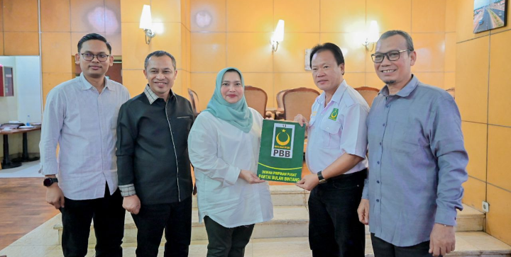 Kasmarni & Bagus Santoso Terima SK Dukungan Parpol