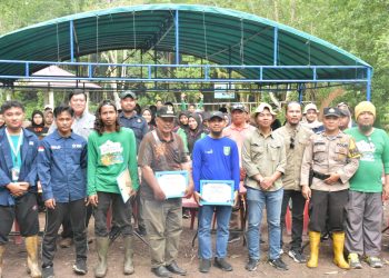 Camat Taufik Sambut Baik dan Apresiasi Penanaman 1000 Bibit Mangrove.