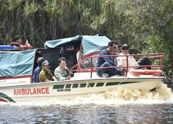 Wabup Bagus Santoso Serahkan Speedboat Ambulance Dusun Terisolir Bagan Benio