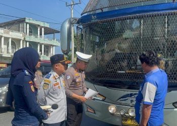 Kasat lantas Polres Siak AKP Kaliman Siregar S.H.,M.M. Laksanakan Kegiatan Ramchek Kendaraan, Himbauan sosialisasi serta Pembagian Leaflet Keselamatan LK 2025