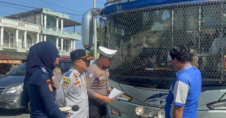 Kasat lantas Polres Siak AKP Kaliman Siregar S.H.,M.M. Laksanakan Kegiatan Ramchek Kendaraan, Himbauan sosialisasi serta Pembagian Leaflet Keselamatan LK 2025