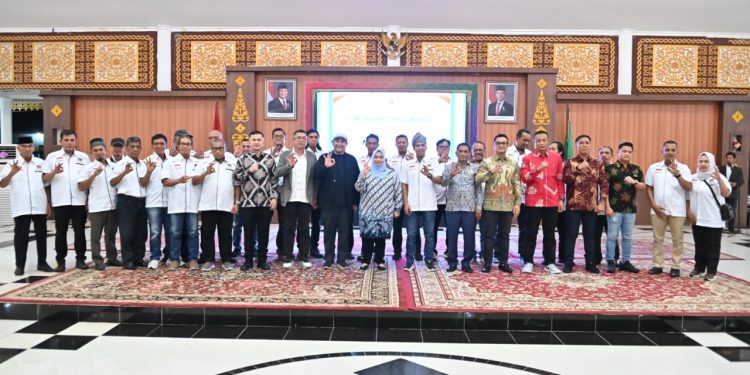 Dihadiri Bupati, Raja Isyam Lantik Pengurus PWI Bengkalis 