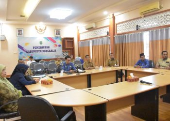 Bupati Bengkalis Kasmarni diwakili Plt Staf Ahli Bidang Ekonomi, Keuangan dan Pembangunan H. Khairi Fahrizal Ikuti Zoom Meeting Rapat Penandatanganan MoU Nota Penanganan Kesepahaman