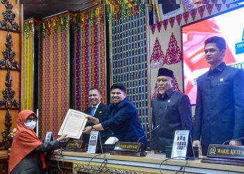 Anggota DPRD Bengkalis Hj Zahraini Wakili Fraksi PKS Sampai kan Pandangan Umum Fraksi Kepada Bupati Bengkalis