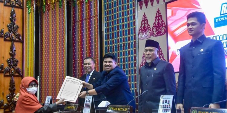 Anggota DPRD Bengkalis Hj Zahraini Wakili Fraksi PKS Sampai kan Pandangan Umum Fraksi Kepada Bupati Bengkalis