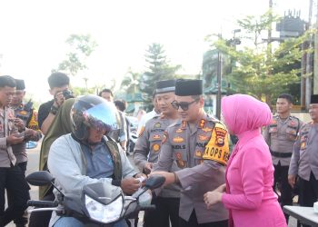 Kapolres Bengkalis AKBP Budi Setiawan,S.I.K,.M.I.K. Pimpin Kegiatan Berbagi Dengan Tema “Serabi Bengkalis” ( Sebar Bantuan Sosial & Rezeki Polres Bengkalis)