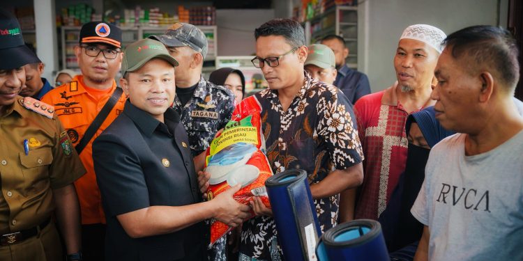 Gubernur Riau Bersama Bupati Kampar dan Wakil Bupati Kampar Gerak Cepat, Tinjau dan Serahkan Bantuan Sembako Yang Terdampak Banjir