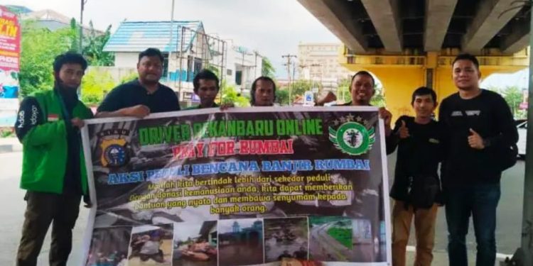 Komunitas Driver Online Pekanbaru dan Polda Riau Bersinergi Bantu Korban Banjir di Rumbai