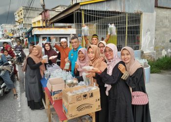 H. Muhammad Rafee dan Tim Gelar Berbagi Takjil Gratis di Sungai Pakning, Warga: “Ini Bukti Kepedulian Nyata