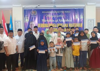 Beri Santunan Anak Yatim dan Janda Wartawan, PWI Riau Juga Serahkan 320 Bingkisan untuk Anggota
